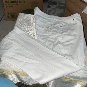 CACHE capri white denim. 28” inseam